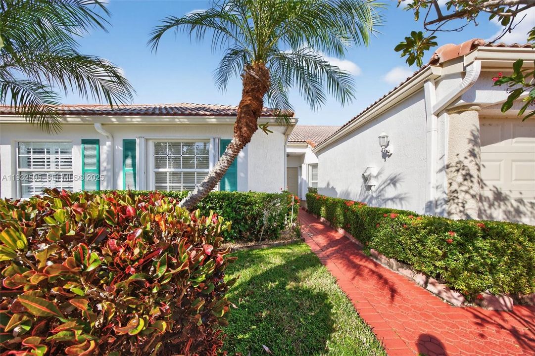 На продажу: $339,900 (2 спален, 2 ванн, 1378 Квадратных фут)