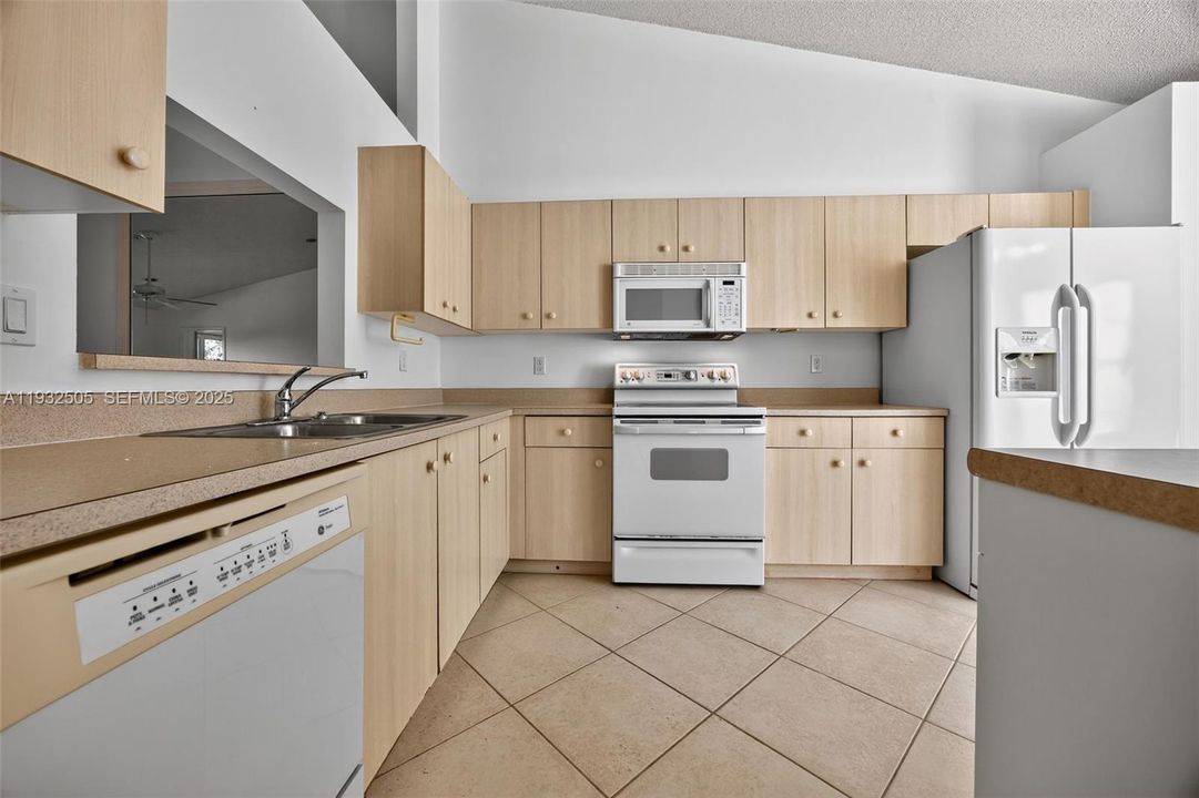 На продажу: $339,900 (2 спален, 2 ванн, 1378 Квадратных фут)