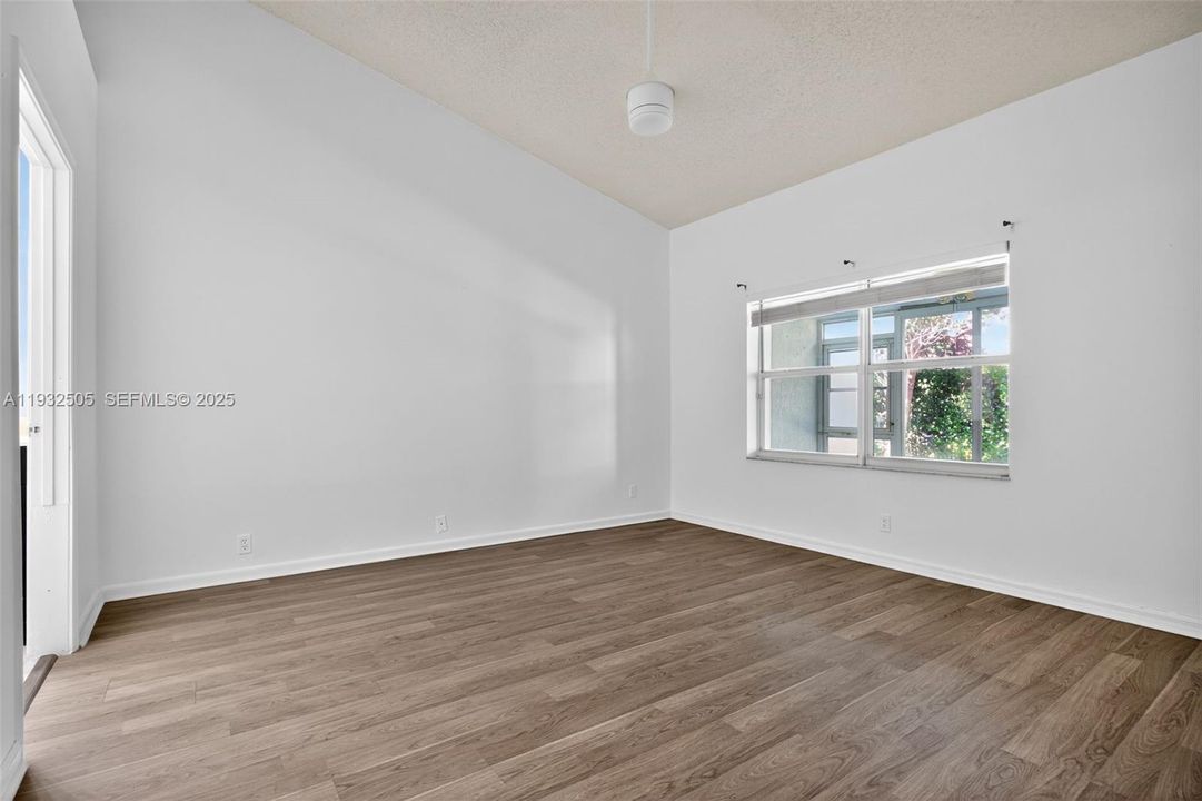 На продажу: $339,900 (2 спален, 2 ванн, 1378 Квадратных фут)