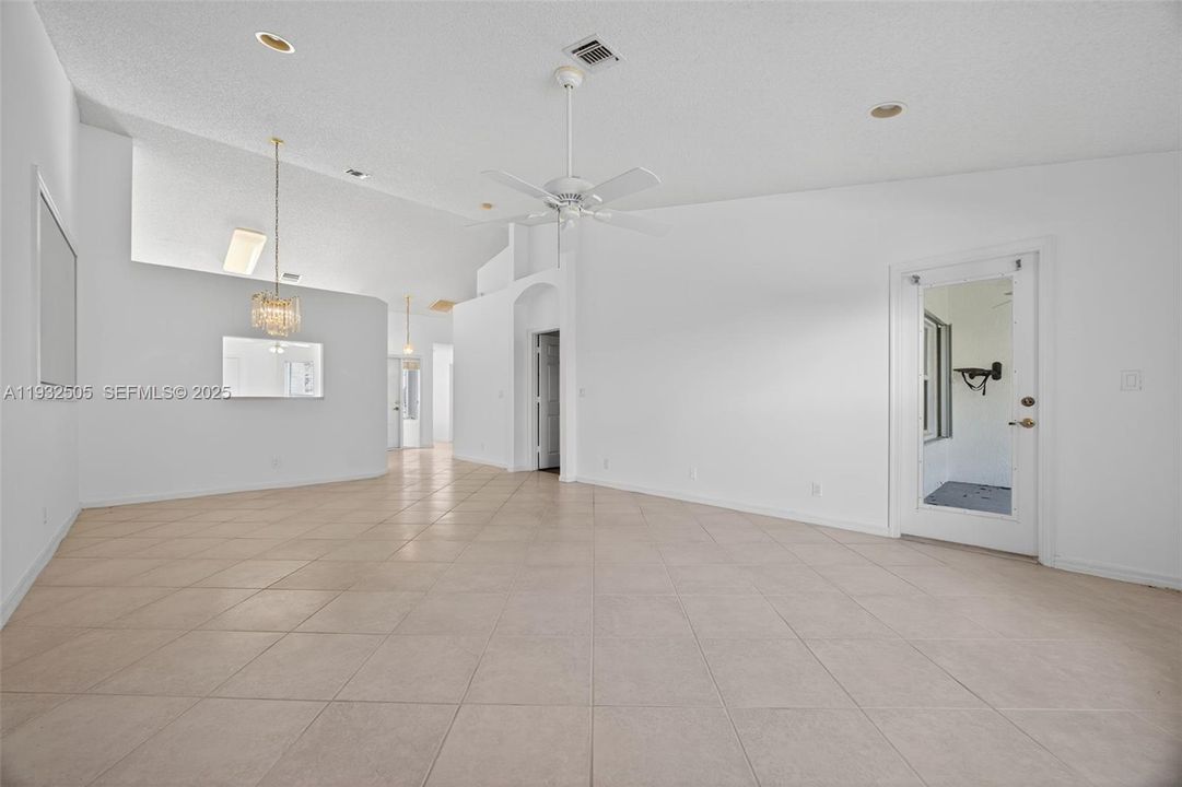 На продажу: $339,900 (2 спален, 2 ванн, 1378 Квадратных фут)