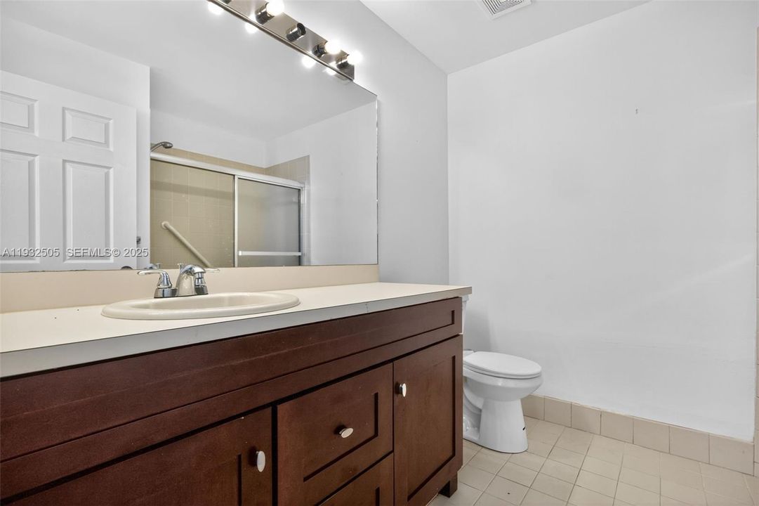 На продажу: $339,900 (2 спален, 2 ванн, 1378 Квадратных фут)