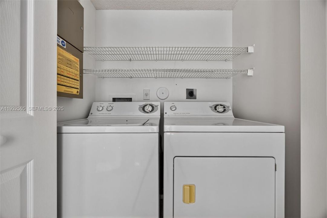 На продажу: $339,900 (2 спален, 2 ванн, 1378 Квадратных фут)