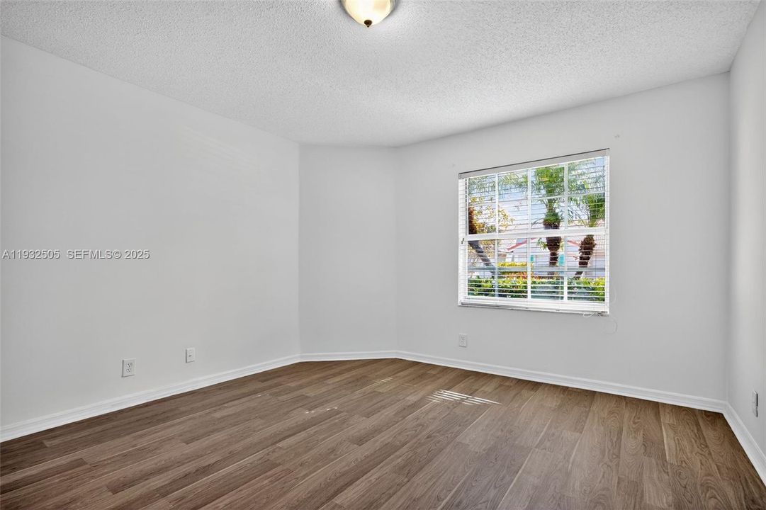 На продажу: $339,900 (2 спален, 2 ванн, 1378 Квадратных фут)