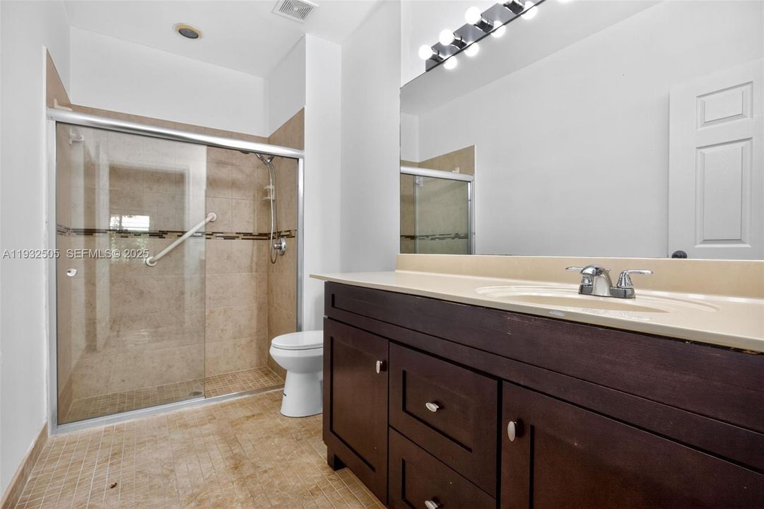 На продажу: $339,900 (2 спален, 2 ванн, 1378 Квадратных фут)