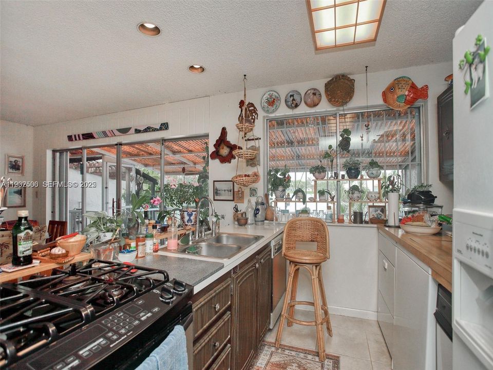 En Venta: $585,000 (2 camas, 2 baños, 1445 Pies cuadrados)