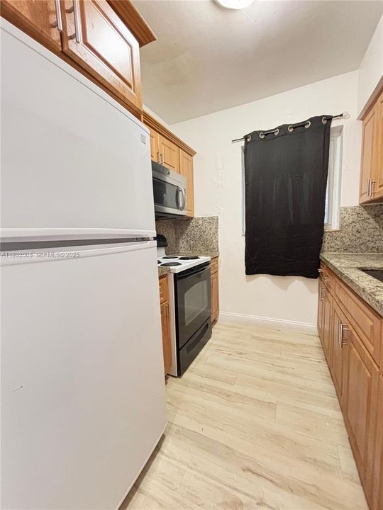 For Rent: $3,200 (3 beds, 1 baths, 2340 Square Feet)