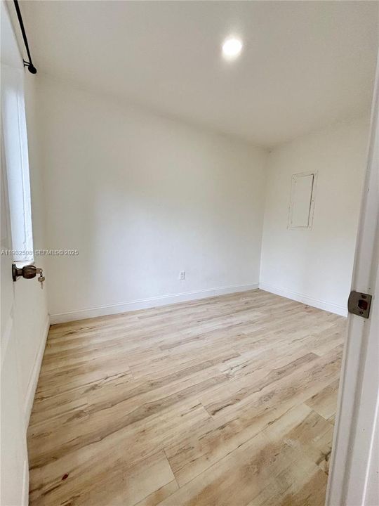 For Rent: $3,200 (3 beds, 1 baths, 2340 Square Feet)