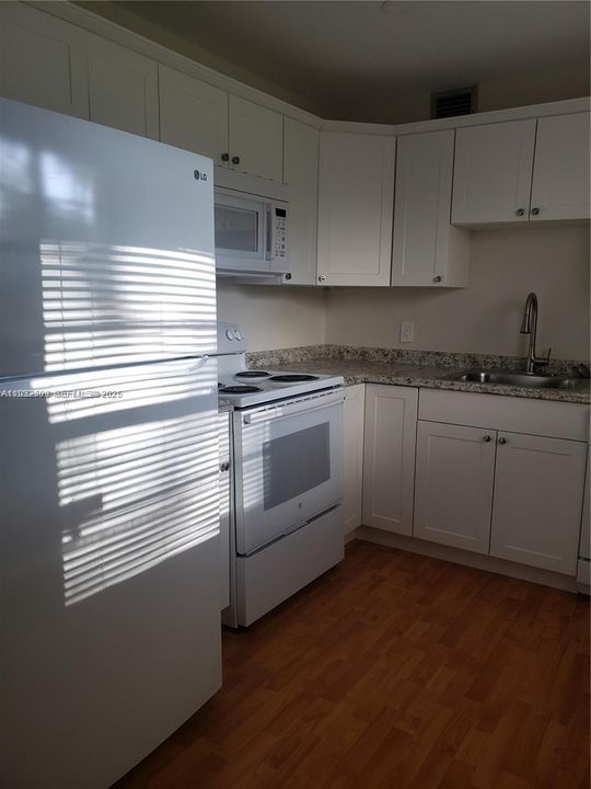 待售: $140,000 (2 贝兹, 1 浴室, 954 平方英尺)