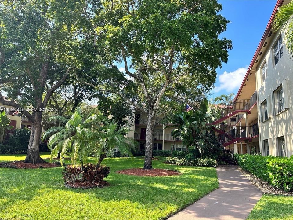 For Sale: $140,000 (2 beds, 1 baths, 954 Square Feet)