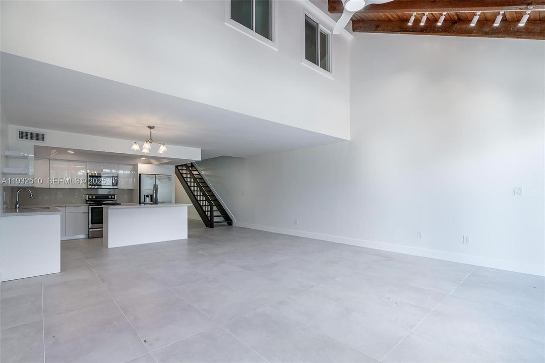 出租: $4,500 (2 贝兹, 2 浴室, 2039 平方英尺)