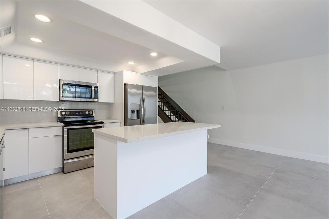 出租: $4,500 (2 贝兹, 2 浴室, 2039 平方英尺)