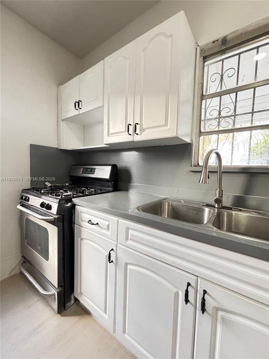 For Rent: $3,500 (3 beds, 1 baths, 1800 Square Feet)