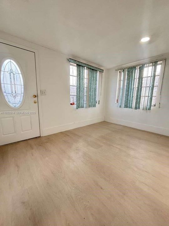 For Rent: $3,500 (3 beds, 1 baths, 1800 Square Feet)