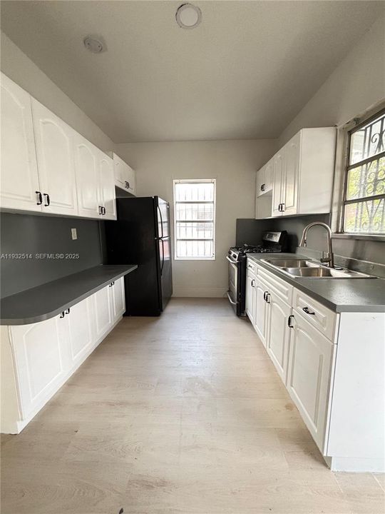 For Rent: $3,500 (3 beds, 1 baths, 1800 Square Feet)