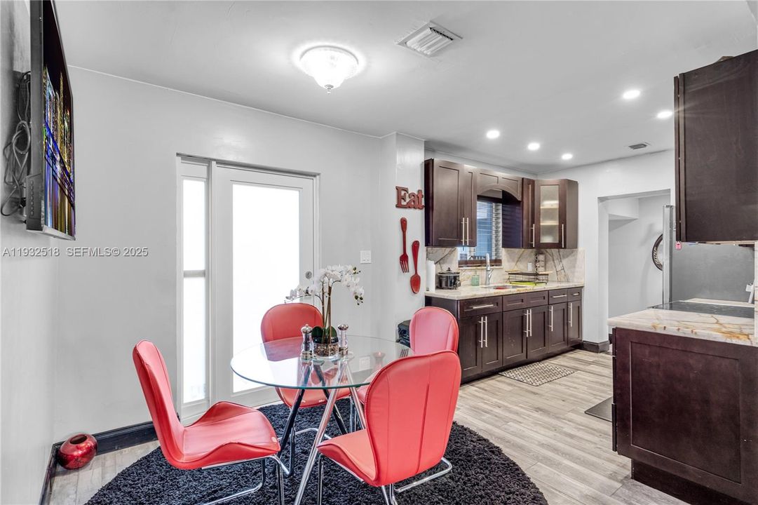 En Venta: $949,999 (3 camas, 2 baños, 1476 Pies cuadrados)