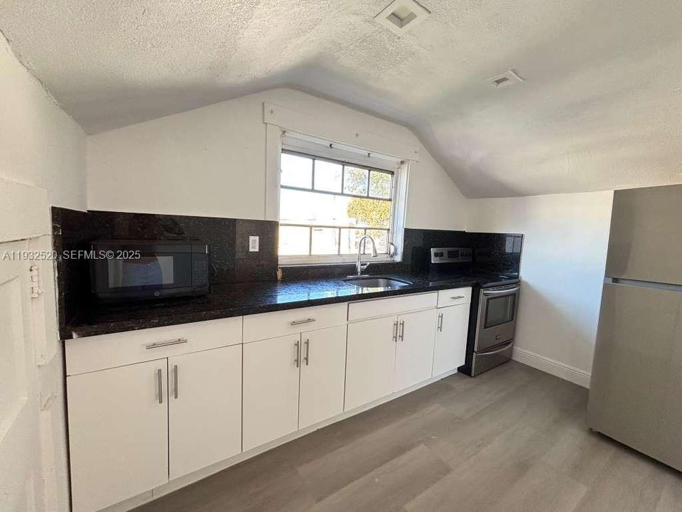 В аренду: $2,450 (9 спален, 7 ванн, 3484 Квадратных фут)