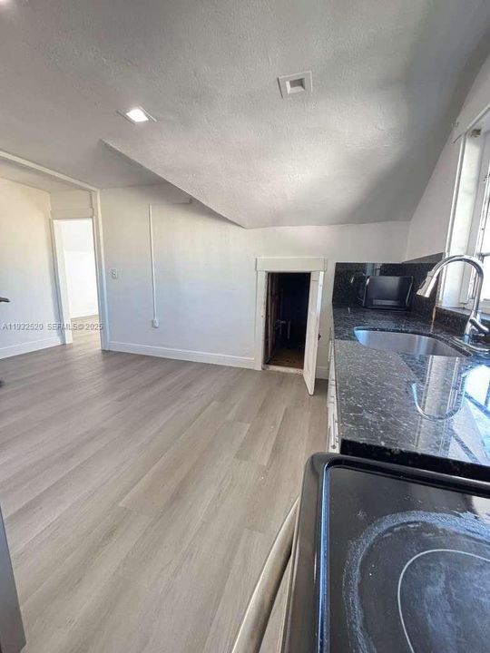 В аренду: $2,450 (9 спален, 7 ванн, 3484 Квадратных фут)