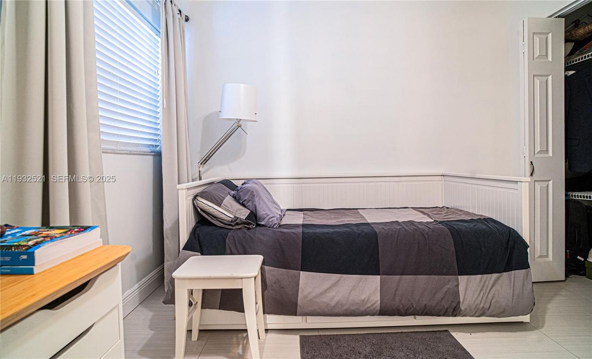 На продажу: $329,000 (2 спален, 1 ванн, 810 Квадратных фут)