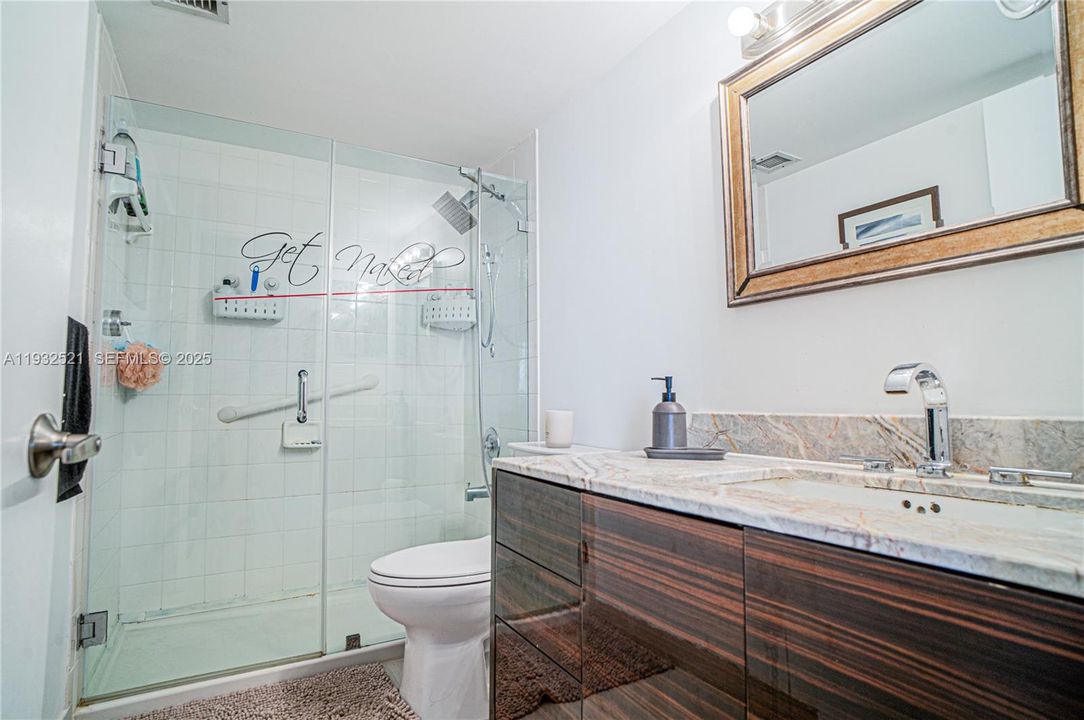 На продажу: $329,000 (2 спален, 1 ванн, 810 Квадратных фут)