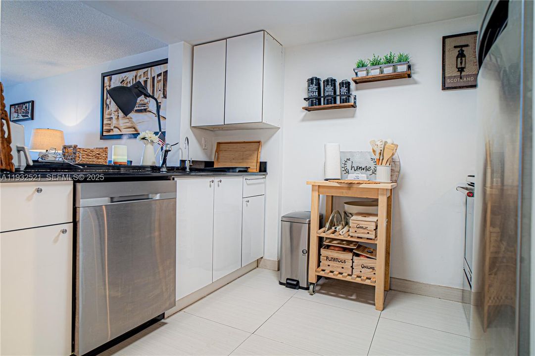 На продажу: $329,000 (2 спален, 1 ванн, 810 Квадратных фут)