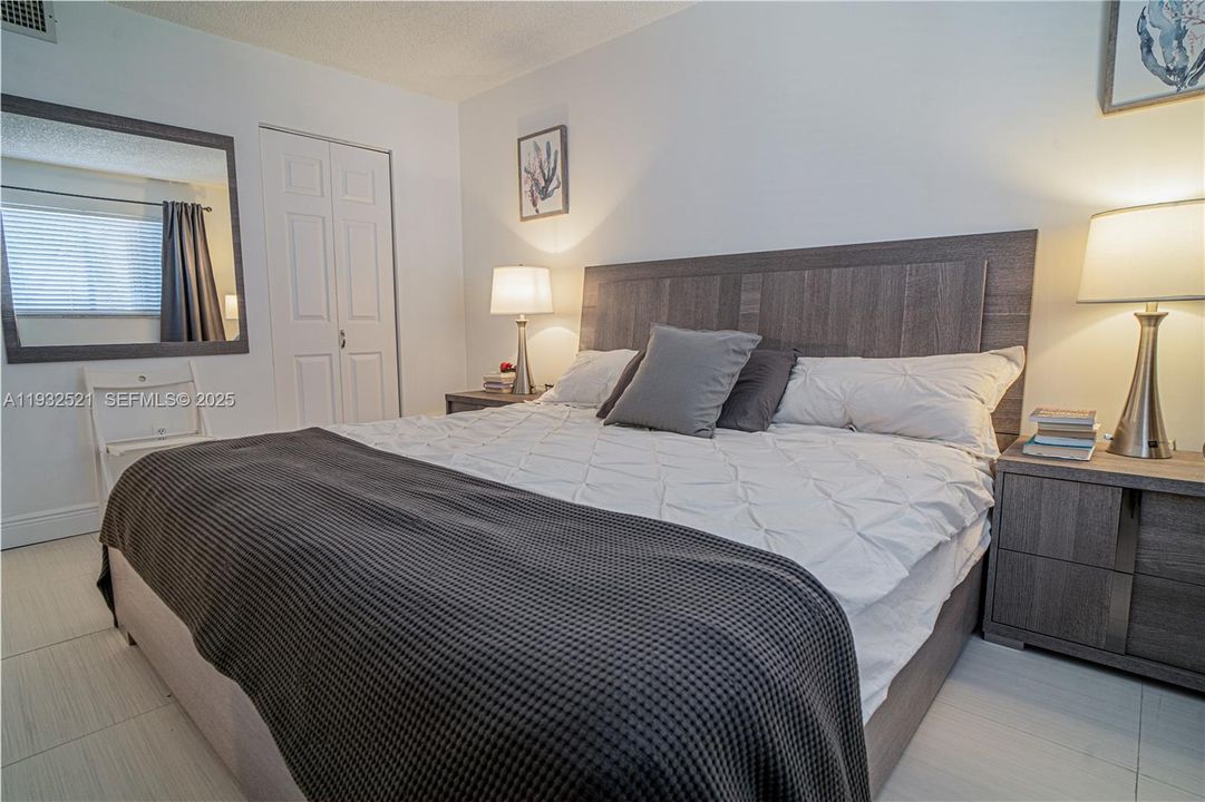 На продажу: $329,000 (2 спален, 1 ванн, 810 Квадратных фут)