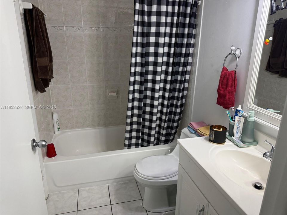 For Sale: $200,000 (2 beds, 2 baths, 898 Square Feet)