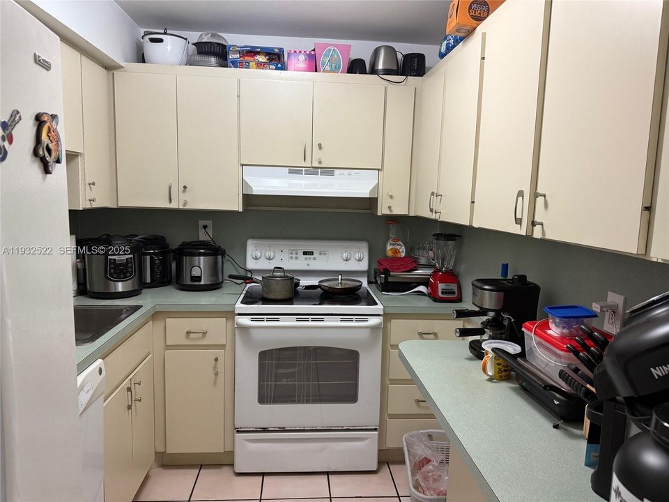For Sale: $200,000 (2 beds, 2 baths, 898 Square Feet)