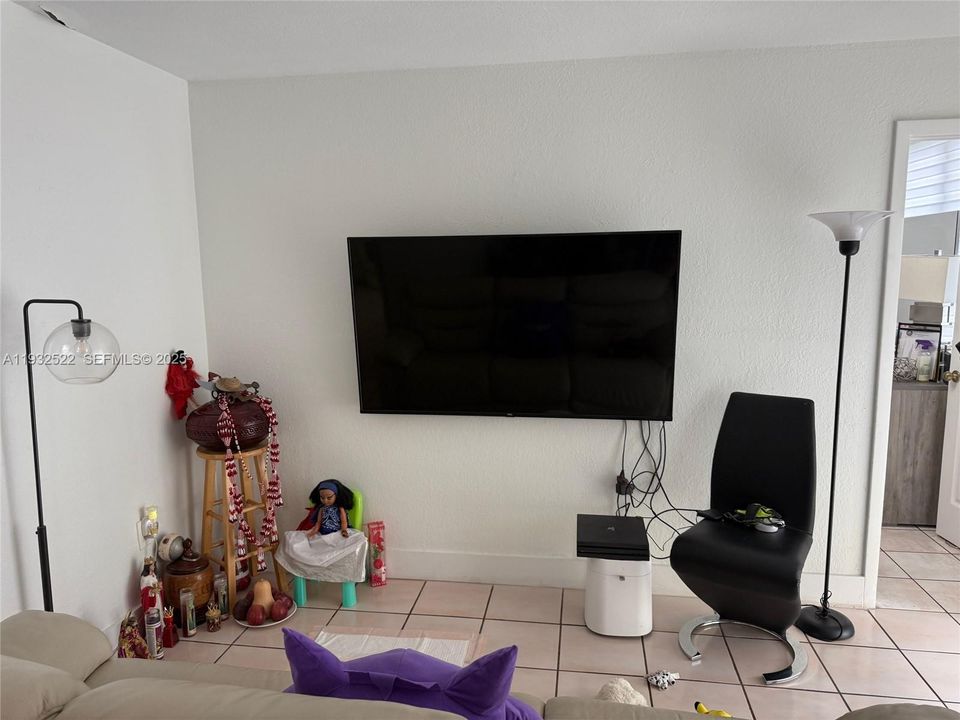 For Sale: $200,000 (2 beds, 2 baths, 898 Square Feet)