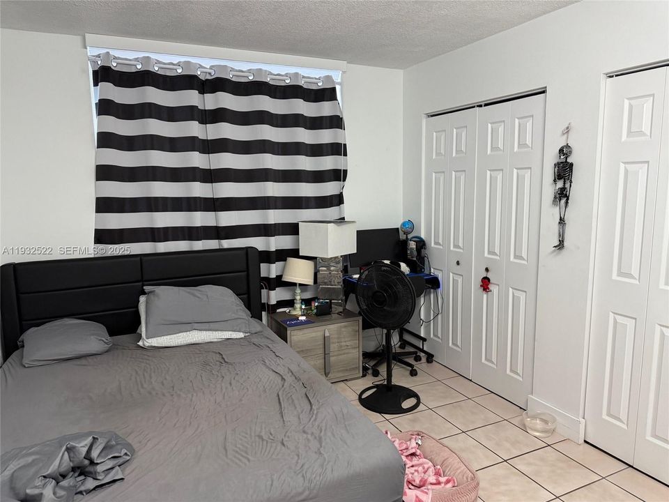 For Sale: $200,000 (2 beds, 2 baths, 898 Square Feet)