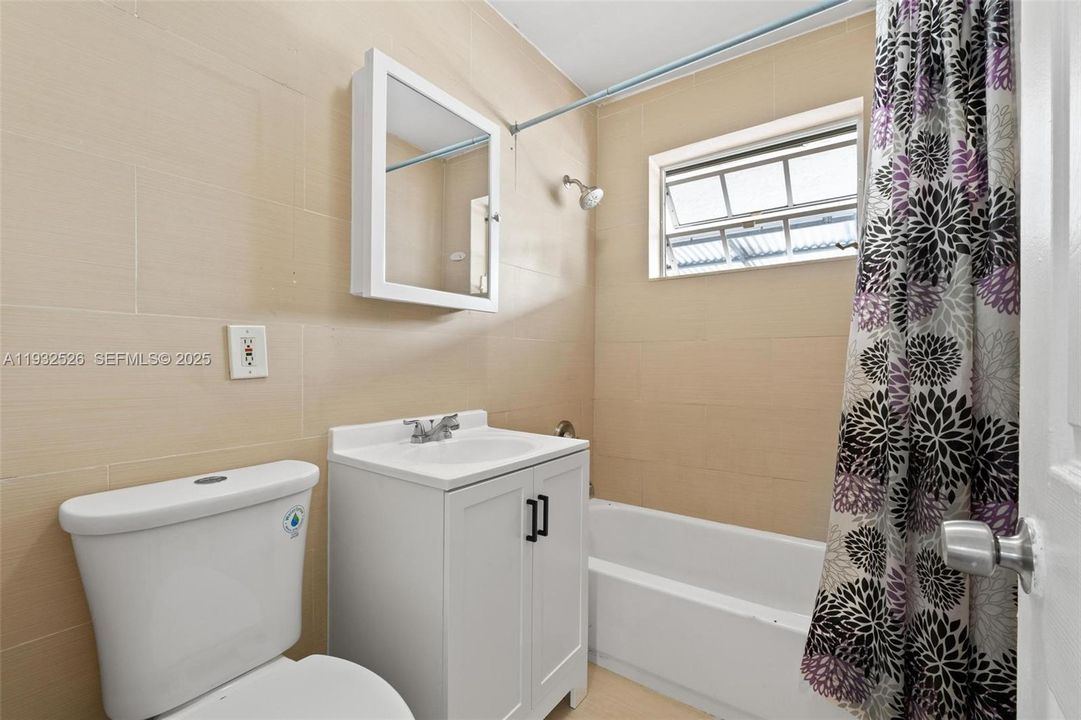 В аренду: $2,400 (2 спален, 1 ванн, 1816 Квадратных фут)