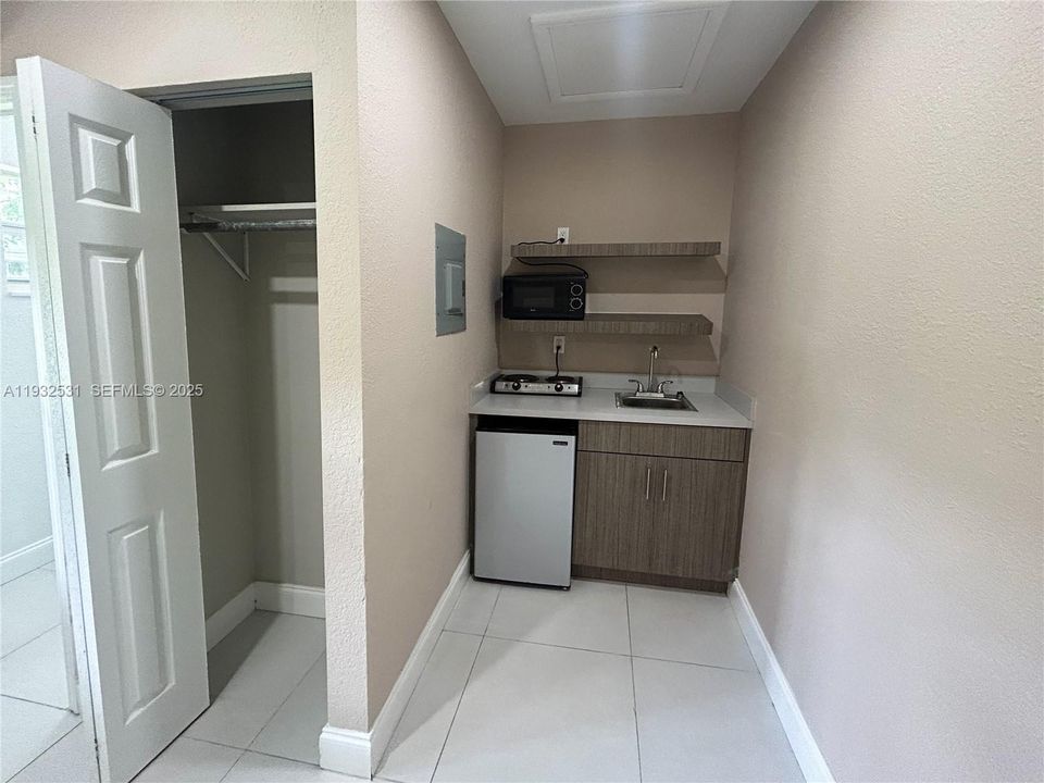 出租: $1,400 (0 贝兹, 1 浴室, 200 平方英尺)