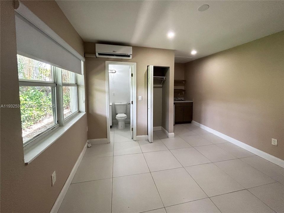 出租: $1,400 (0 贝兹, 1 浴室, 200 平方英尺)