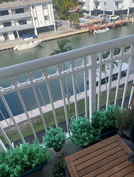 For Sale: $259,000 (1 beds, 1 baths, 830 Square Feet)