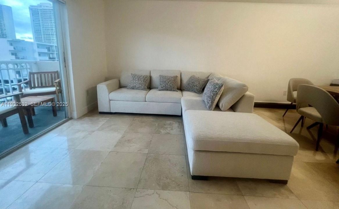 For Sale: $259,000 (1 beds, 1 baths, 830 Square Feet)