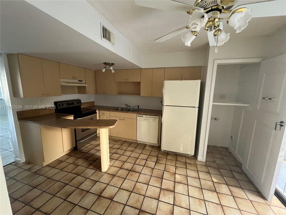 В аренду: $2,500 (2 спален, 1 ванн, 907 Квадратных фут)