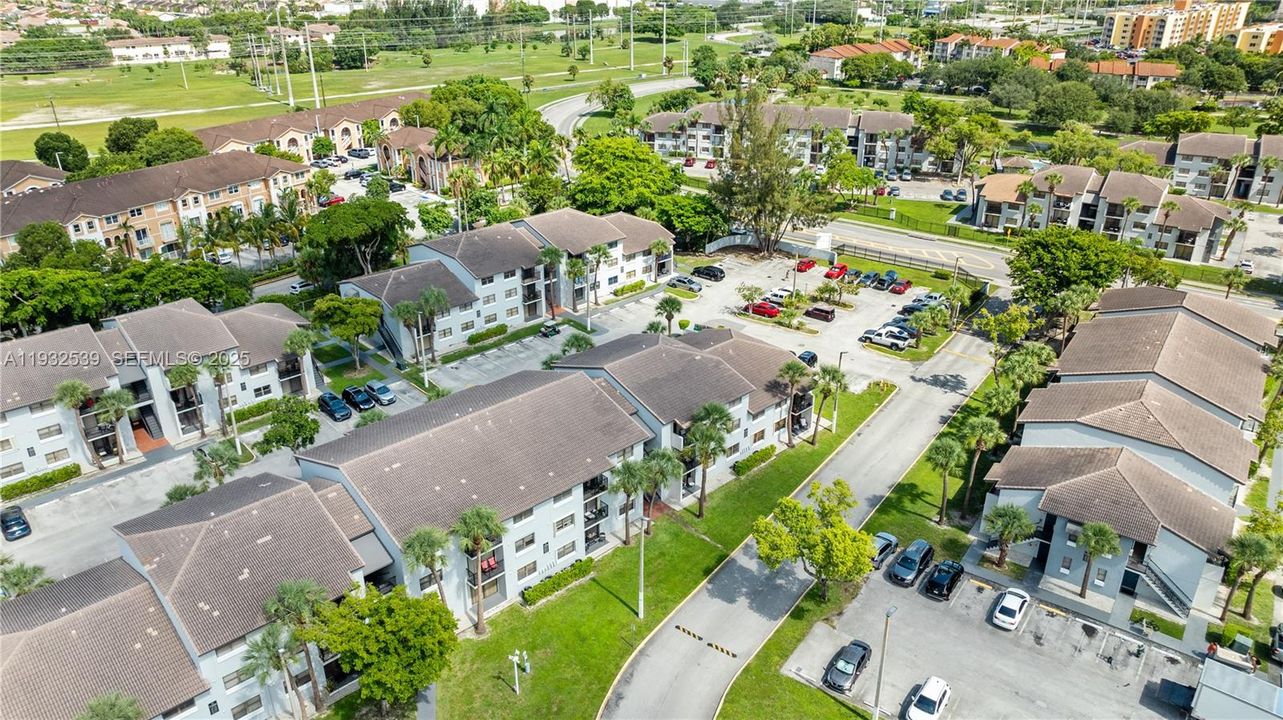 For Sale: $265,000 (2 beds, 2 baths, 883 Square Feet)