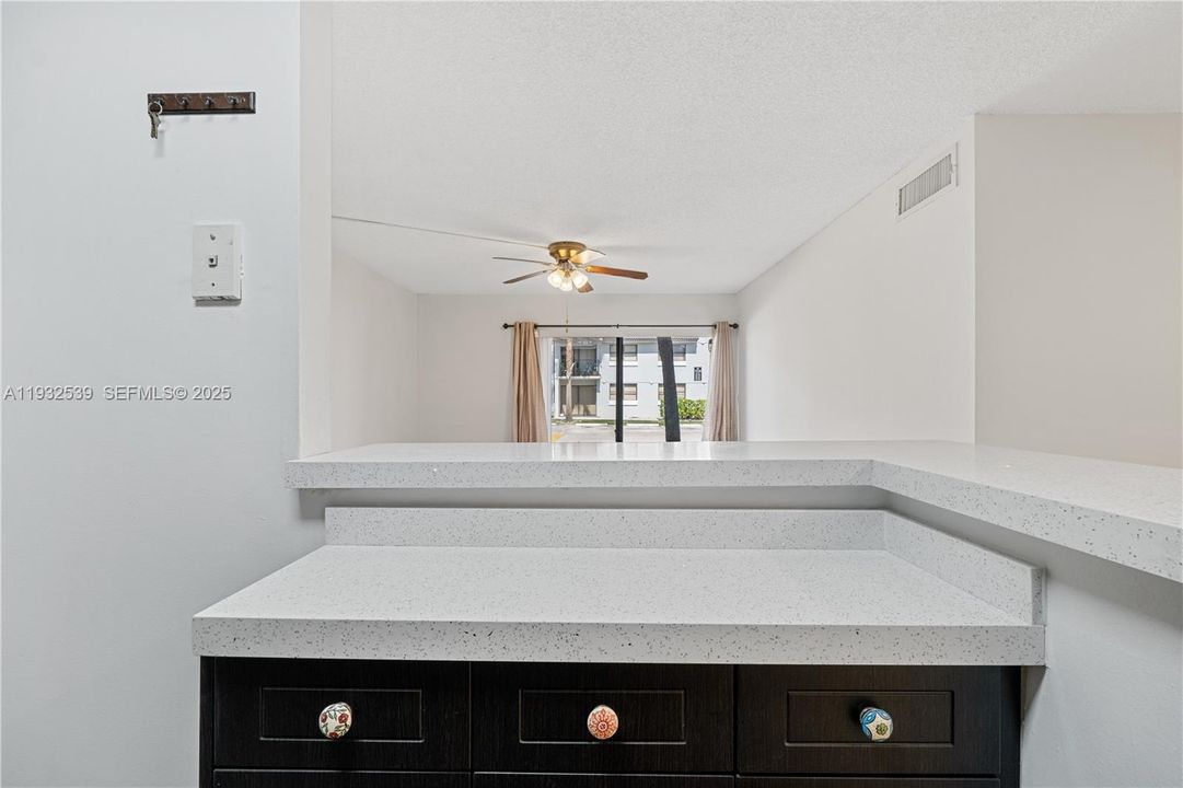 For Sale: $265,000 (2 beds, 2 baths, 883 Square Feet)