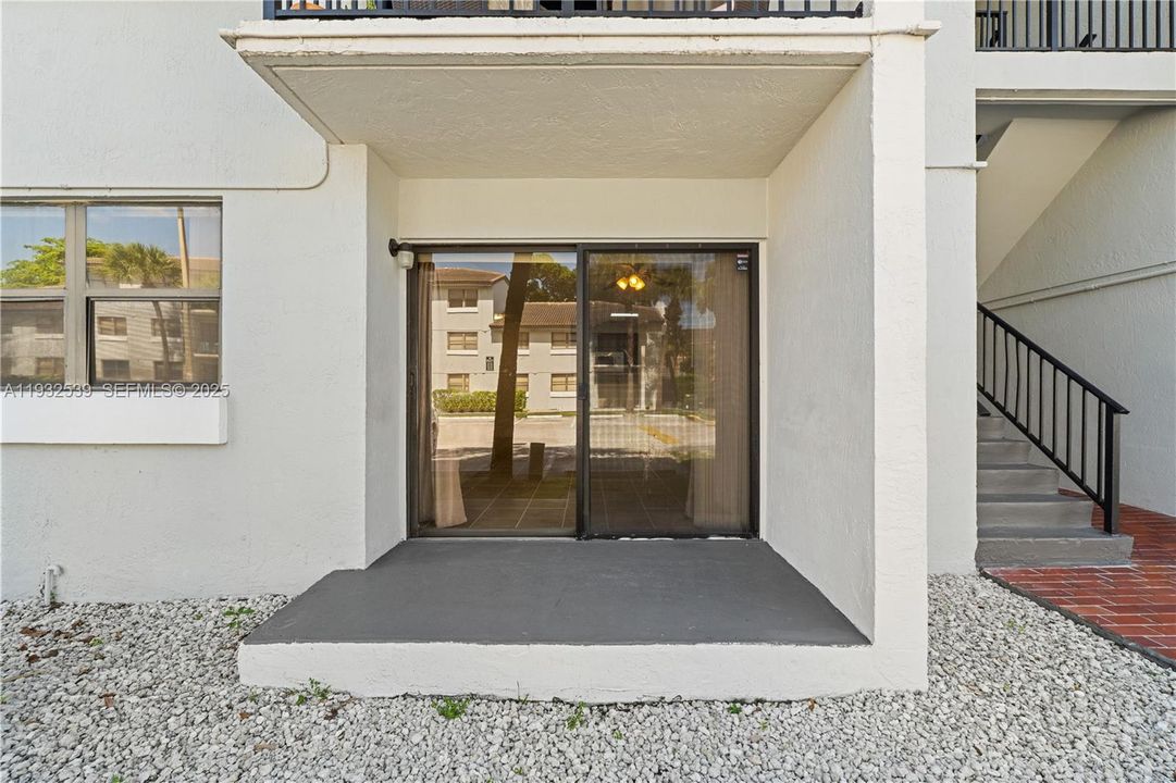 For Sale: $265,000 (2 beds, 2 baths, 883 Square Feet)