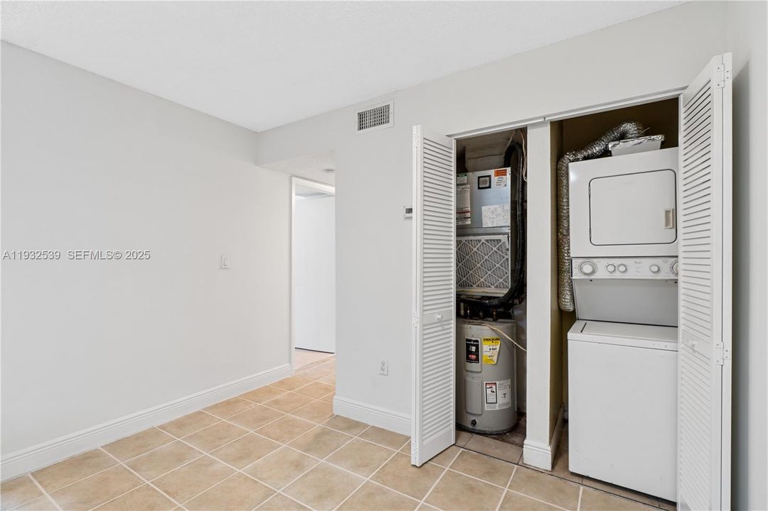 For Sale: $265,000 (2 beds, 2 baths, 883 Square Feet)