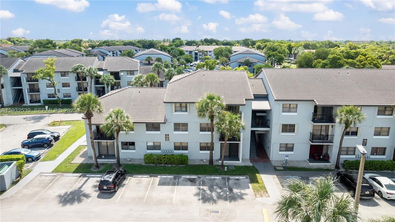 For Sale: $265,000 (2 beds, 2 baths, 883 Square Feet)