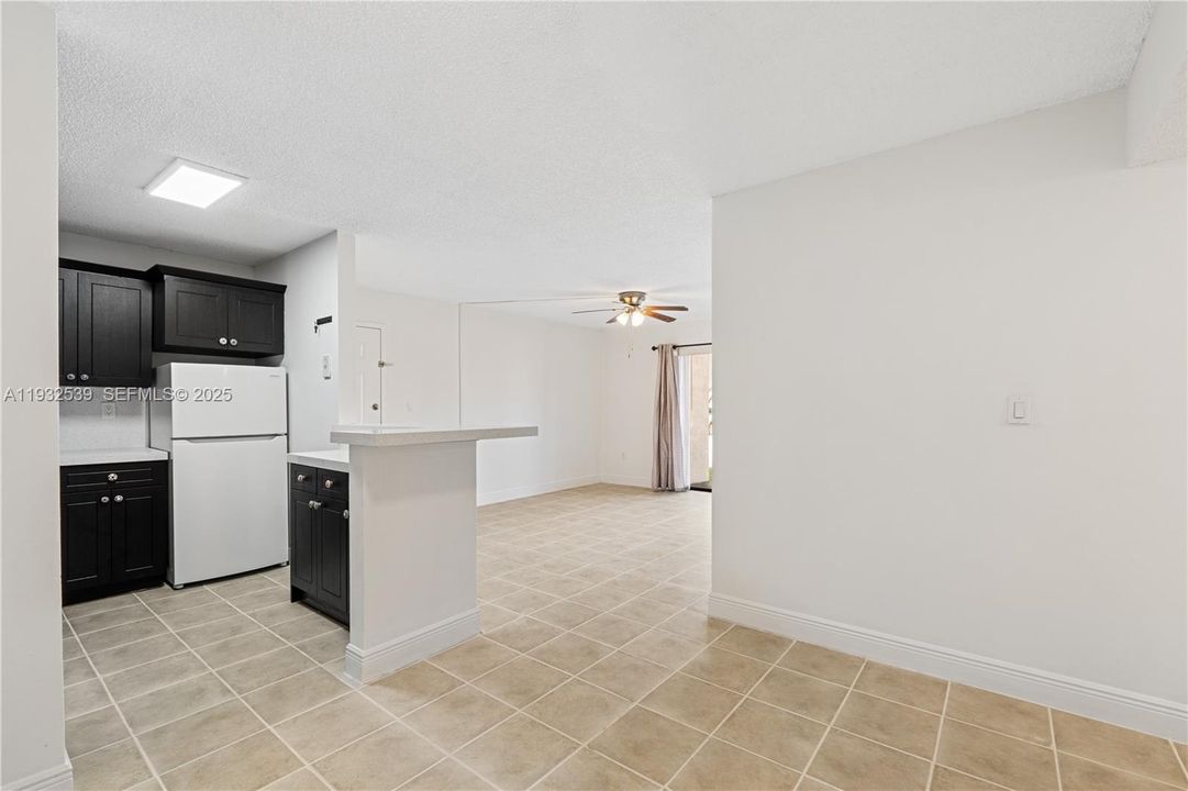For Sale: $265,000 (2 beds, 2 baths, 883 Square Feet)