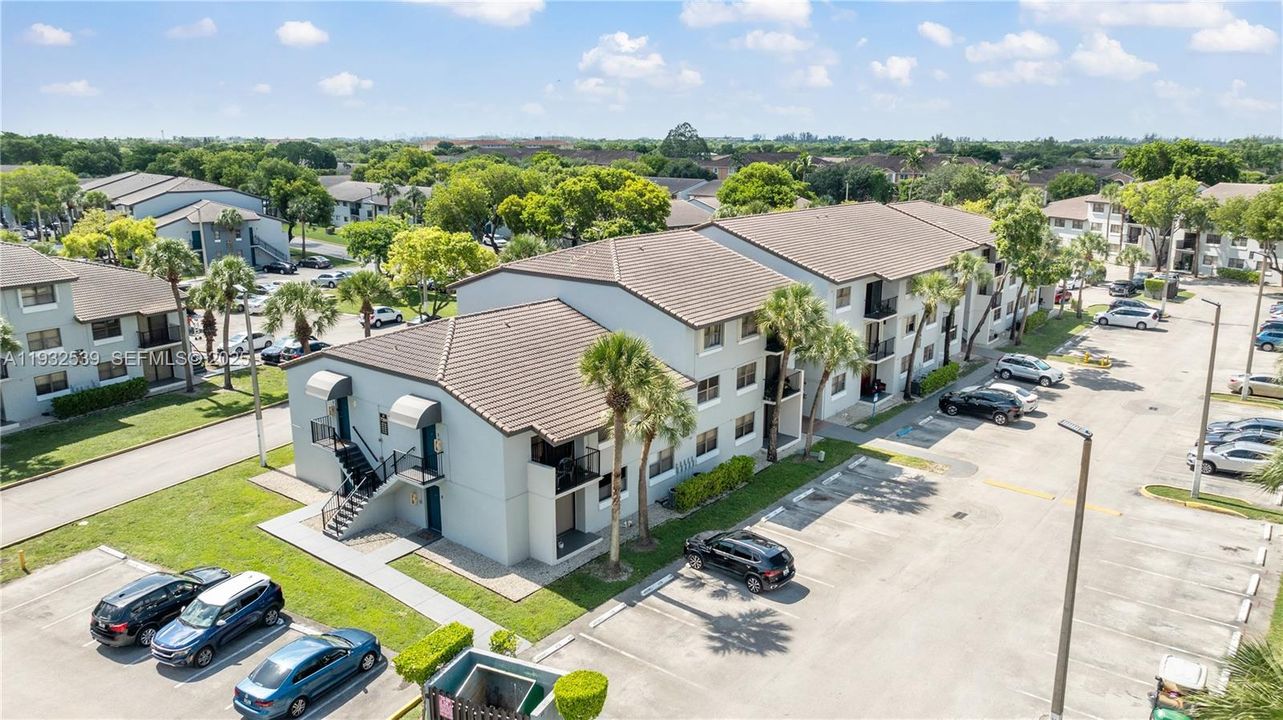 For Sale: $265,000 (2 beds, 2 baths, 883 Square Feet)