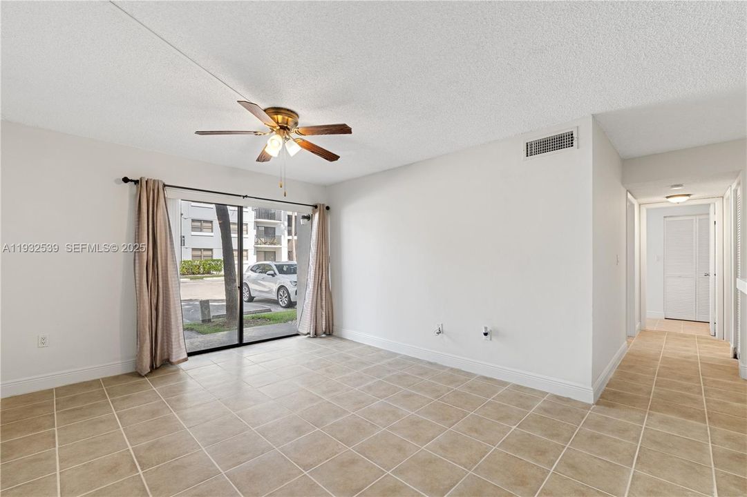 For Sale: $265,000 (2 beds, 2 baths, 883 Square Feet)