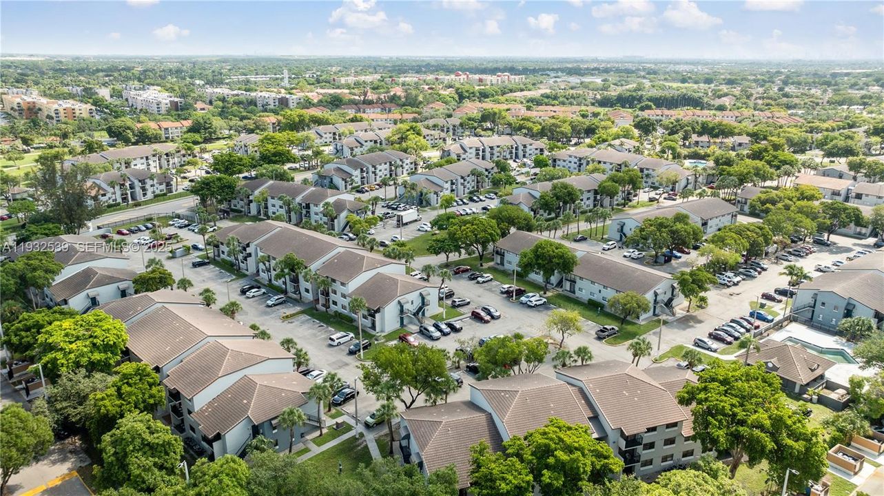 For Sale: $265,000 (2 beds, 2 baths, 883 Square Feet)