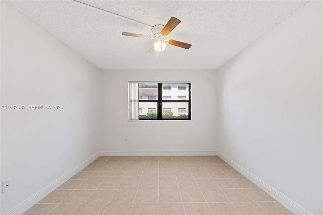 For Sale: $265,000 (2 beds, 2 baths, 883 Square Feet)