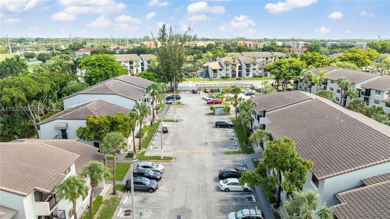 For Sale: $265,000 (2 beds, 2 baths, 883 Square Feet)