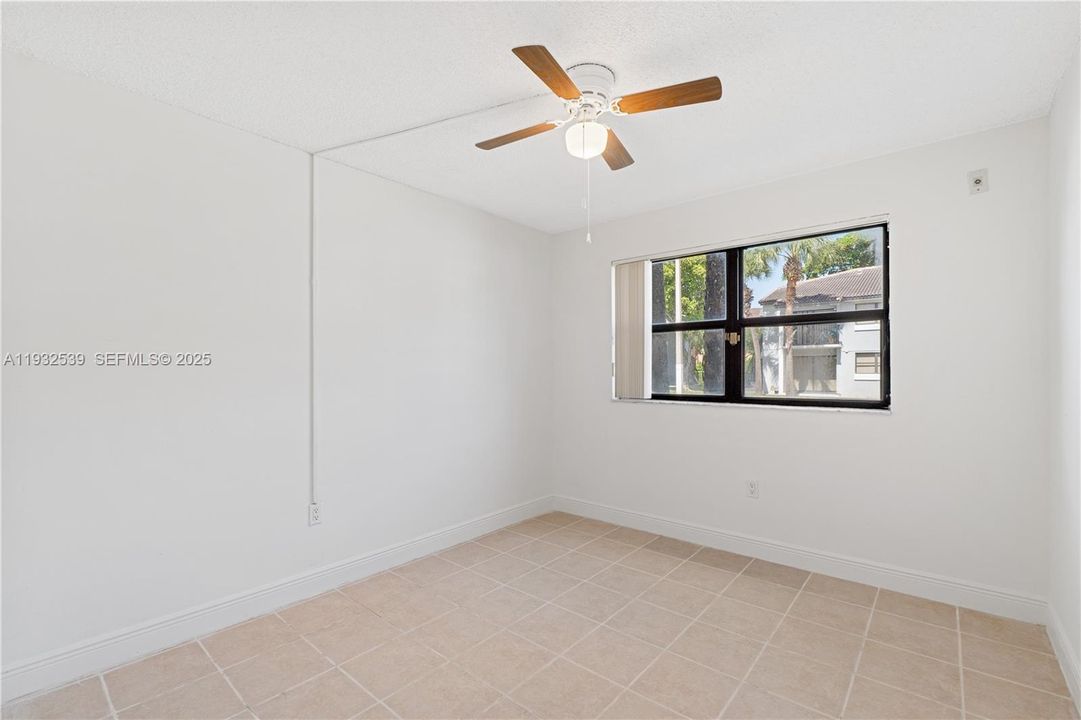 For Sale: $265,000 (2 beds, 2 baths, 883 Square Feet)