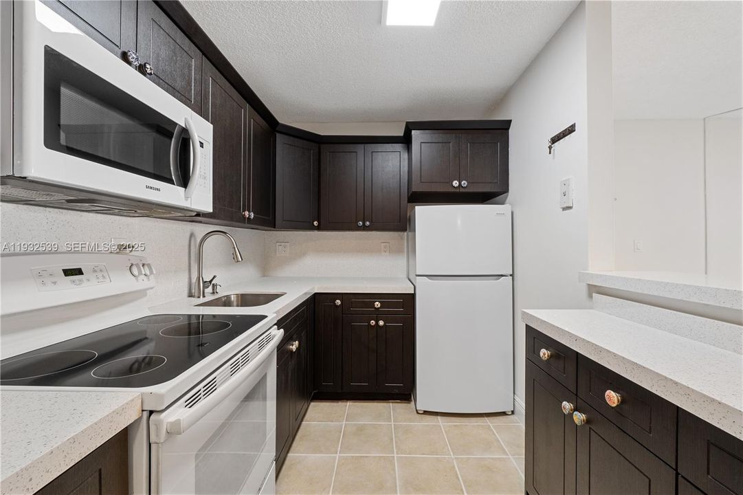 For Sale: $265,000 (2 beds, 2 baths, 883 Square Feet)
