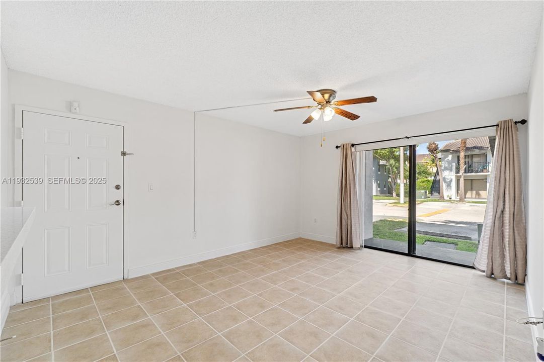 For Sale: $265,000 (2 beds, 2 baths, 883 Square Feet)