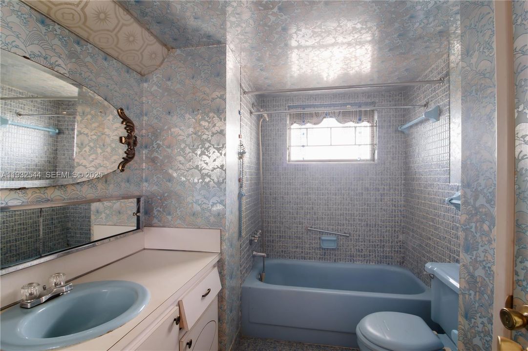 For Sale: $115,000 (1 beds, 1 baths, 1036 Square Feet)